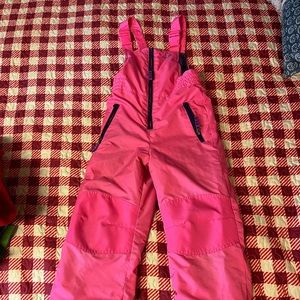 Girls bright pink snow pants size 6. Gently used. Zips in the front.